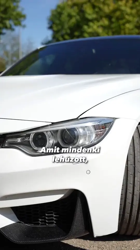 Az EasySell autós videójának képkockája: fehér BMW M3 egy ház előtt.